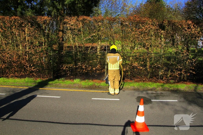 Omstanders blussen brand