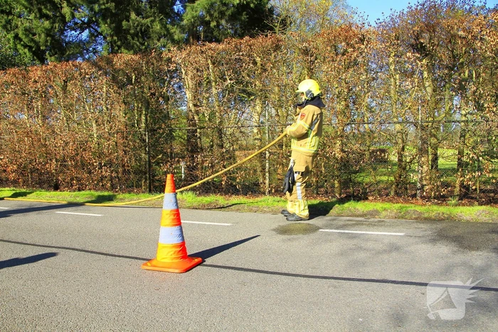 Omstanders blussen brand