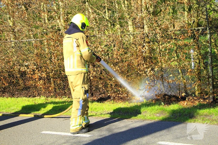 Omstanders blussen brand
