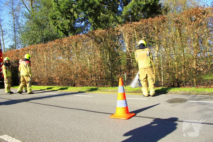 Omstanders blussen brand
