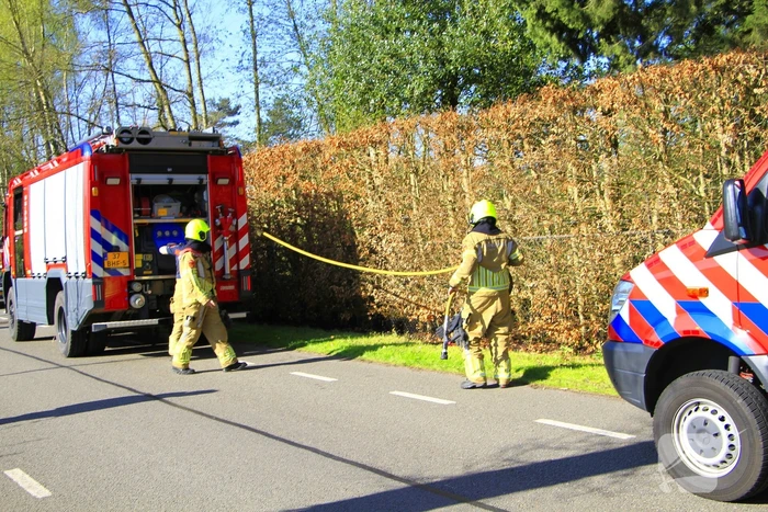 Omstanders blussen brand