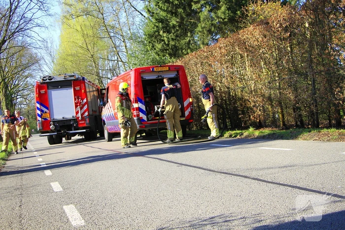 Omstanders blussen brand