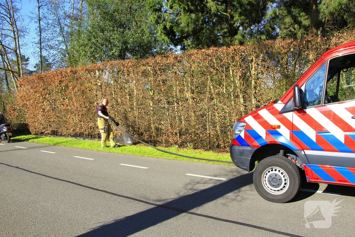 Omstanders blussen brand