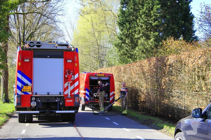 Omstanders blussen brand
