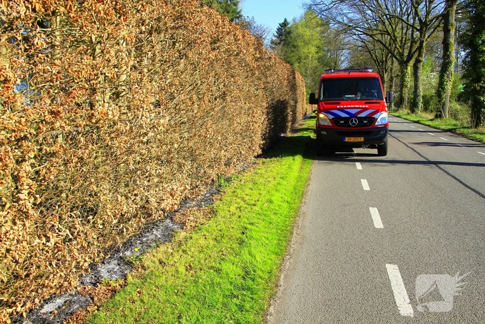 Omstanders blussen brand