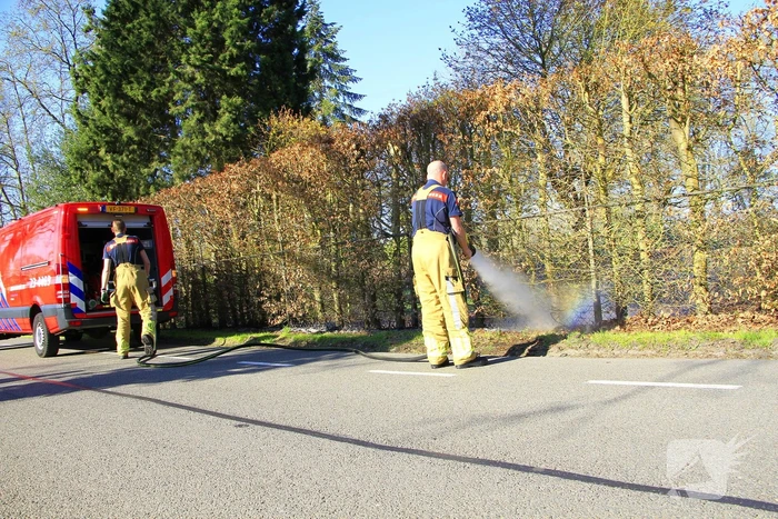 Omstanders blussen brand