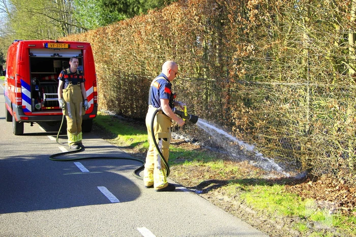 Omstanders blussen brand