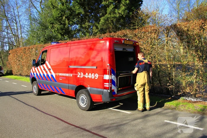 Omstanders blussen brand