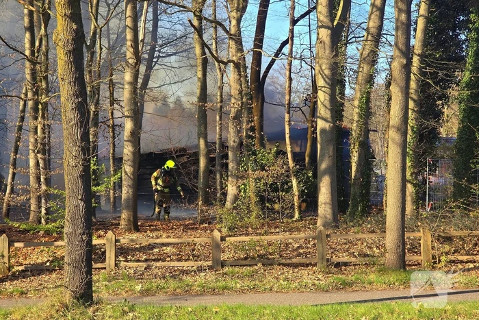 Uitslaande brand in bijgebouw
