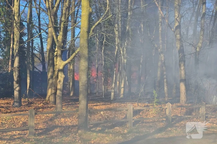 Uitslaande brand in bijgebouw