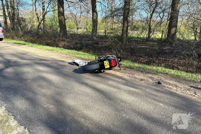 Aanrijding tussen motor bestelbus