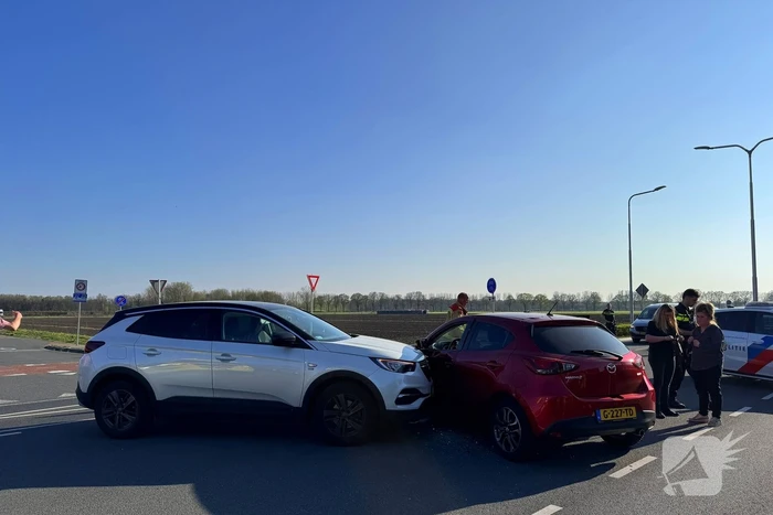 Twee voertuigen door onbekende oorzaak met elkaar in botsing