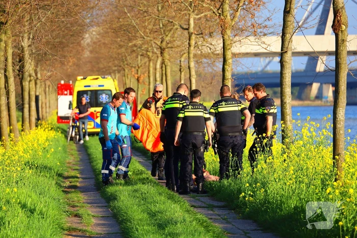 Te water geraakte persoon gered door brandweer
