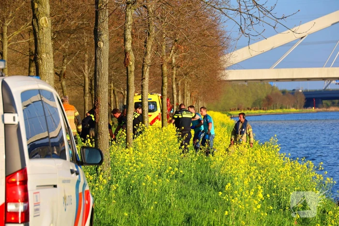 Te water geraakte persoon gered door brandweer