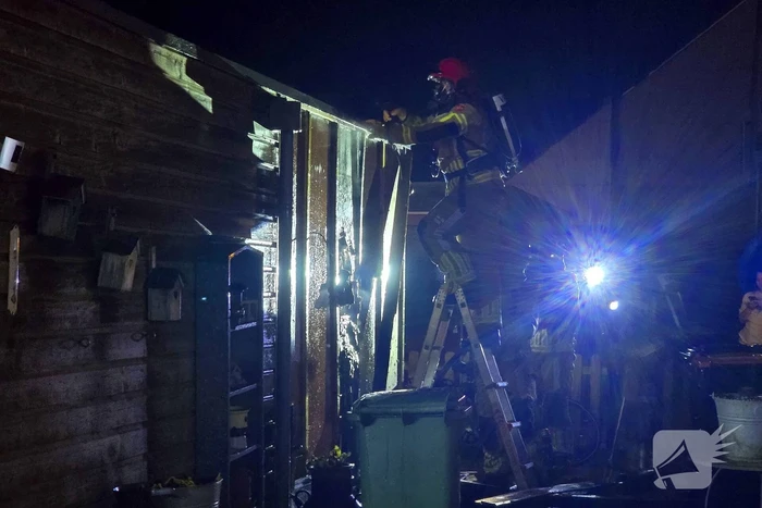 Brandweer dooft brand in schuur
