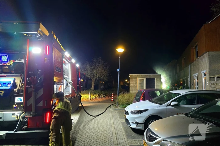 Brandweer dooft brand in schuur