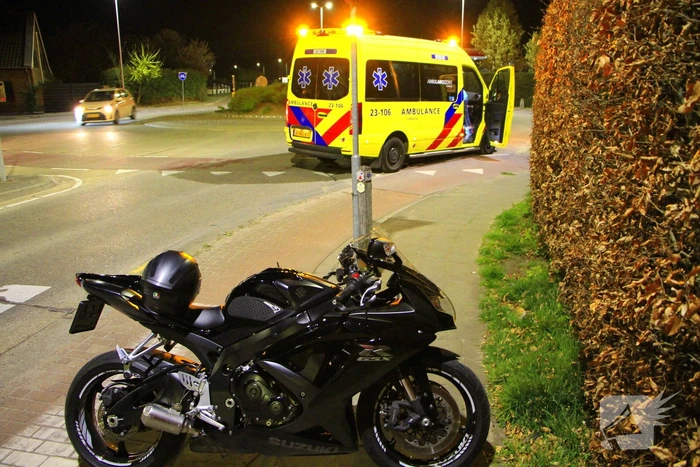 Motorrijder ten val bij rotonde