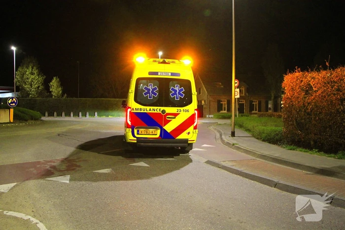 Motorrijder ten val bij rotonde