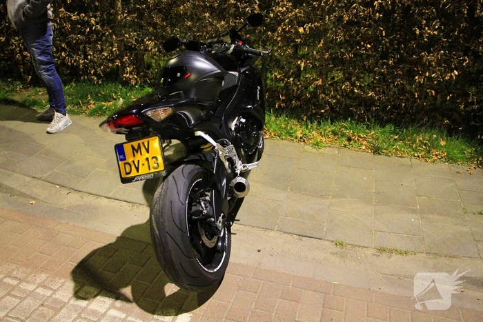 Motorrijder ten val bij rotonde