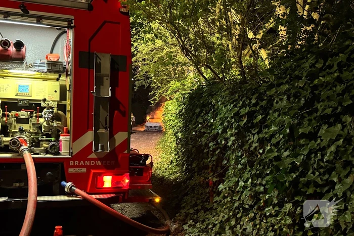 Brandweer blust brand in hybride auto
