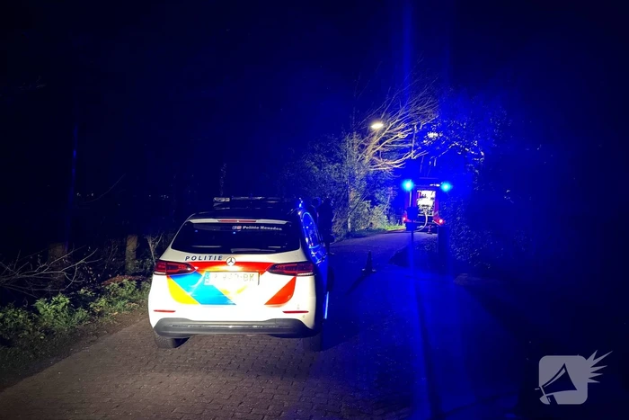 Brandweer blust brand in hybride auto
