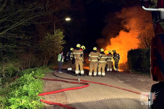 Brandweer blust brand in hybride auto