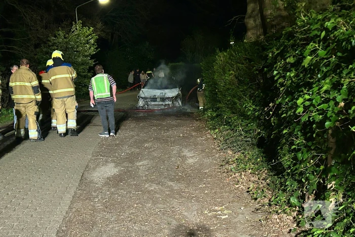 Brandweer blust brand in hybride auto