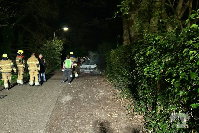 Brandweer blust brand in hybride auto