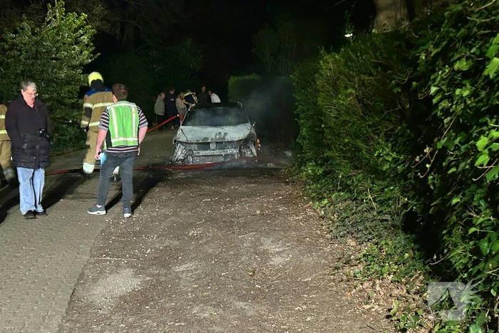 Brandweer blust brand in hybride auto