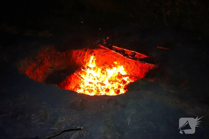 Kampvuur in kuil op braakliggend terrein geblust