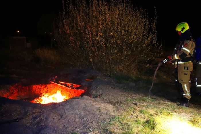 Kampvuur in kuil op braakliggend terrein geblust