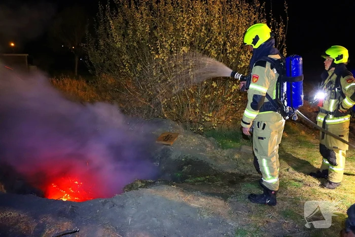 Kampvuur in kuil op braakliggend terrein geblust