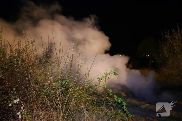 Kampvuur in kuil op braakliggend terrein geblust