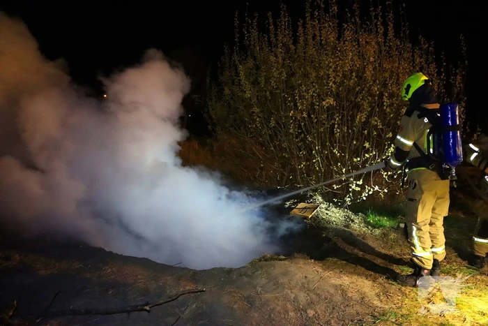 Kampvuur in kuil op braakliggend terrein geblust