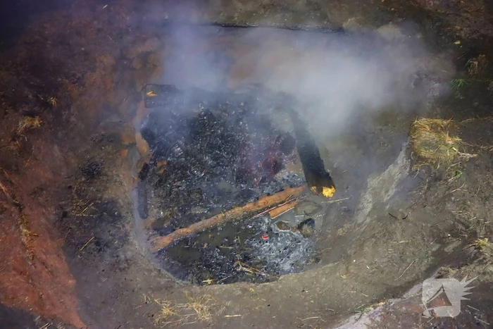 Kampvuur in kuil op braakliggend terrein geblust