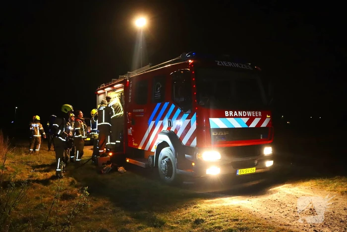 Kampvuur in kuil op braakliggend terrein geblust