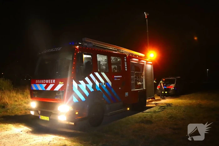 Kampvuur in kuil op braakliggend terrein geblust