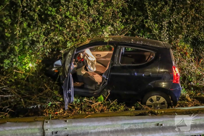 Auto schiet door de bocht en botst tegen geluidswand
