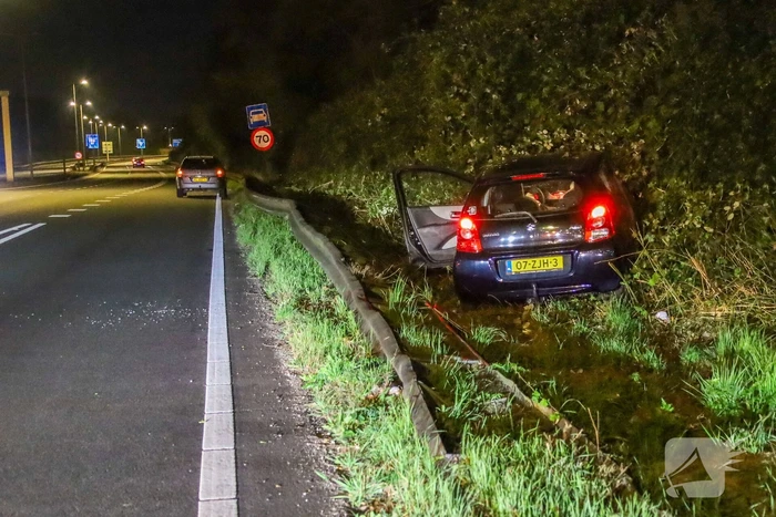 Auto schiet door de bocht en botst tegen geluidswand