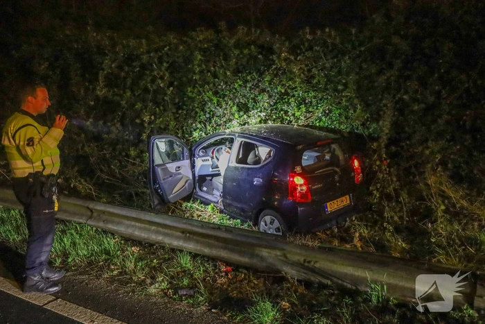 Auto schiet door de bocht en botst tegen geluidswand