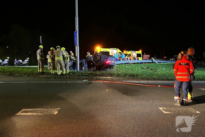Auto belandt op de kop; bestuurder zwaargewond