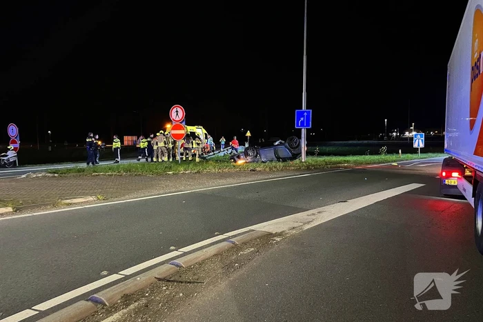 Auto belandt op de kop; bestuurder zwaargewond