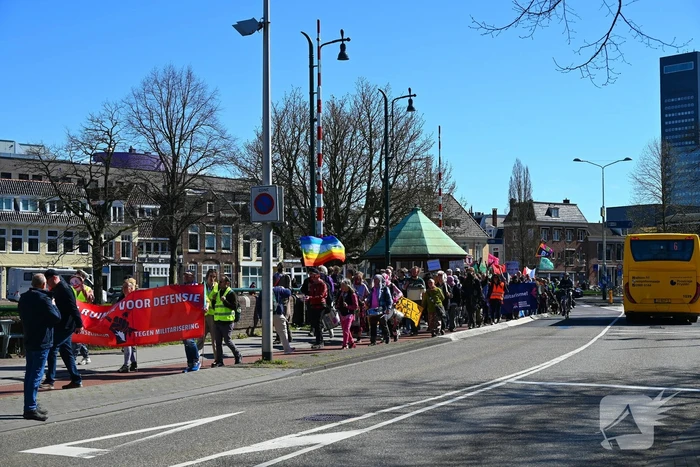 Protestmars voor menselijkheid en tegen militarisme