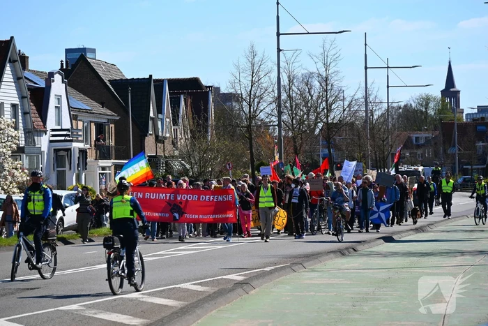 Protestmars voor menselijkheid en tegen militarisme