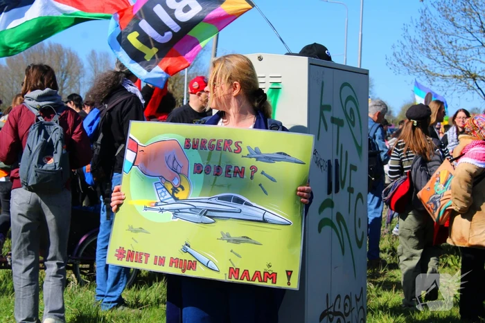 Protestmars voor menselijkheid en tegen militarisme