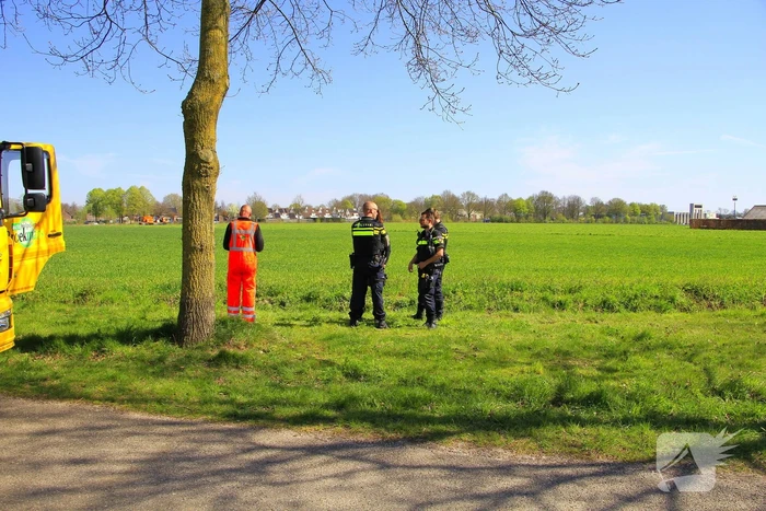 Motorrijder schuift over wegdek en belandt in sloot