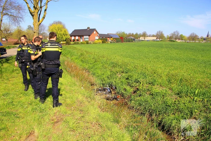 Motorrijder schuift over wegdek en belandt in sloot