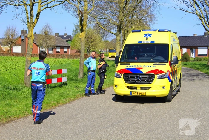 Motorrijder schuift over wegdek en belandt in sloot