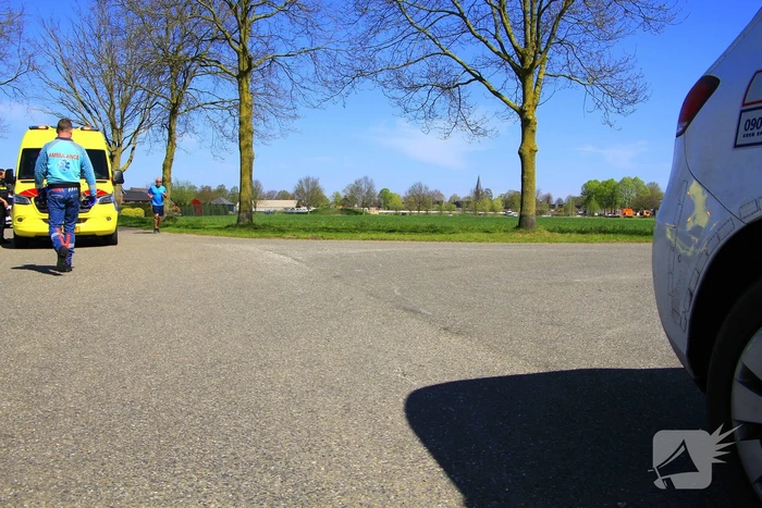 Motorrijder schuift over wegdek en belandt in sloot