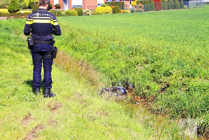 Motorrijder schuift over wegdek en belandt in sloot